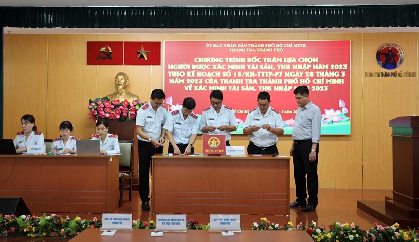 Ho Chi Minh Ciudad Inspeccion de la verificacion de propiedades e ingresos seleccionados. Foto: Ho Chi Minh City Press Center