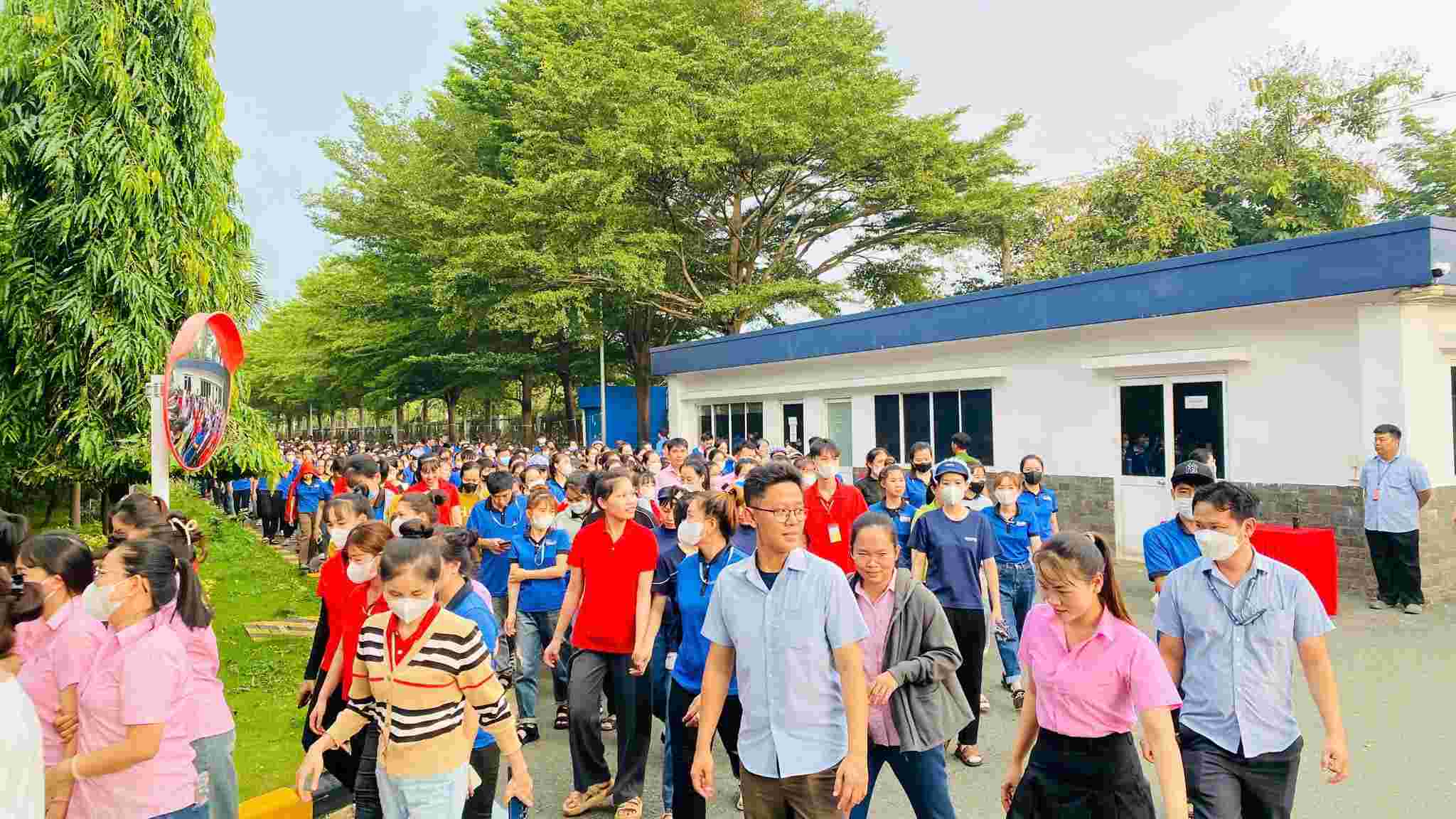 Hang ngan cong nhan tham gia dien tap PCCC&CNCH. Anh: Dinh Trong
