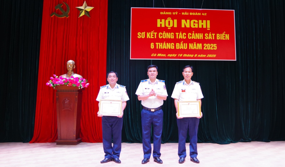 Mayor General Tran Van Luong, comandante de la Region de la Guardia Costera 4 otorgo certificados de merito a la 42a Division y al teniente coronel individual Le Duc Tuan - Capitan. Foto: Region BTL CSB4