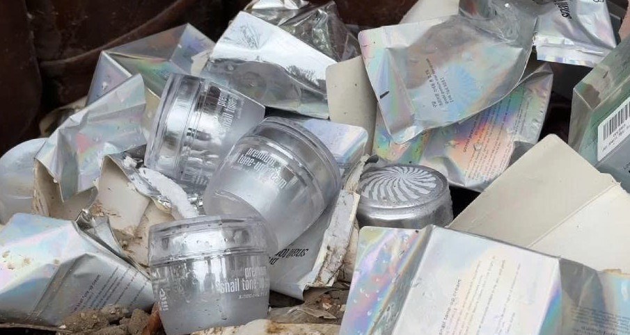 Las autoridades han entrado en la inspeccion de la escena para tirar los cosmeticos en la carretera en la ciudad de Dalat. Foto: Kien Doan