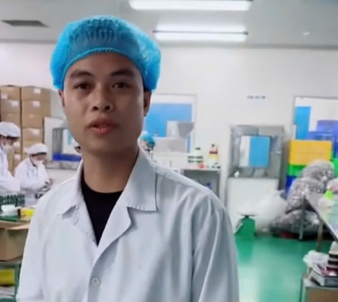 Lê Văn Hải, trú tại huyện Nho Quan, Ninh Bình (chủ kênh TikTok 'Gia đình Hải Sen') bị bắt tạm giam để điều tra về hành vi buôn bán các loại mỹ phẩm có dấu hiệu vi phạm pháp luật. Ảnh: Diệu Anh