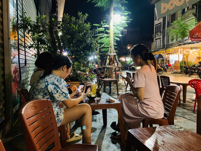Nguoi dan ban dia thu gian thuong tra sau mot ngay dai xo bo. Ảnh: Tuong Vy