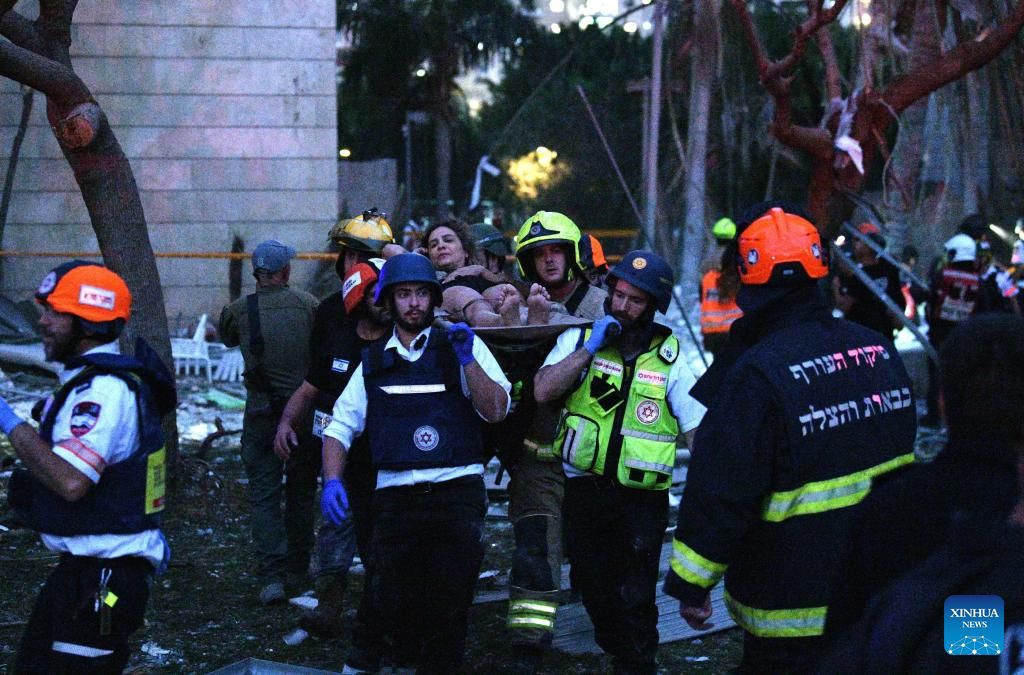 Evacuar desde la escena del ataque de misiles iranies en Petah Tikva, Israel, 16 de junio de 2025. Foto: Xinhua
