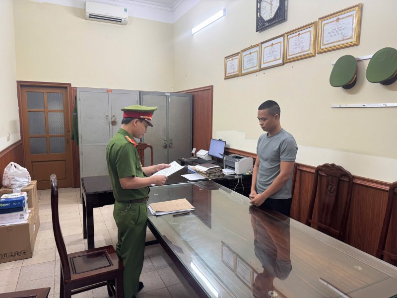 Đối tượng Lê Văn Hải - chủ kênh TikTok "Gia đình Hải Sen" - bị Cơ quan CSĐT Công an tỉnh Ninh Bình khởi tố và bắt tạm giam về tội “Buôn bán hàng giả là thực phẩm chức năng”. Ảnh: Công an Ninh Bình