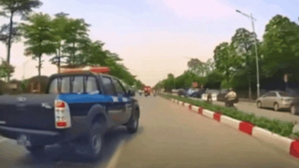 CSGT Hà Nội đang xác minh chiếc xe biển xanh nhiều lần tạt đầu xe khác. Ảnh cắt từ clip
