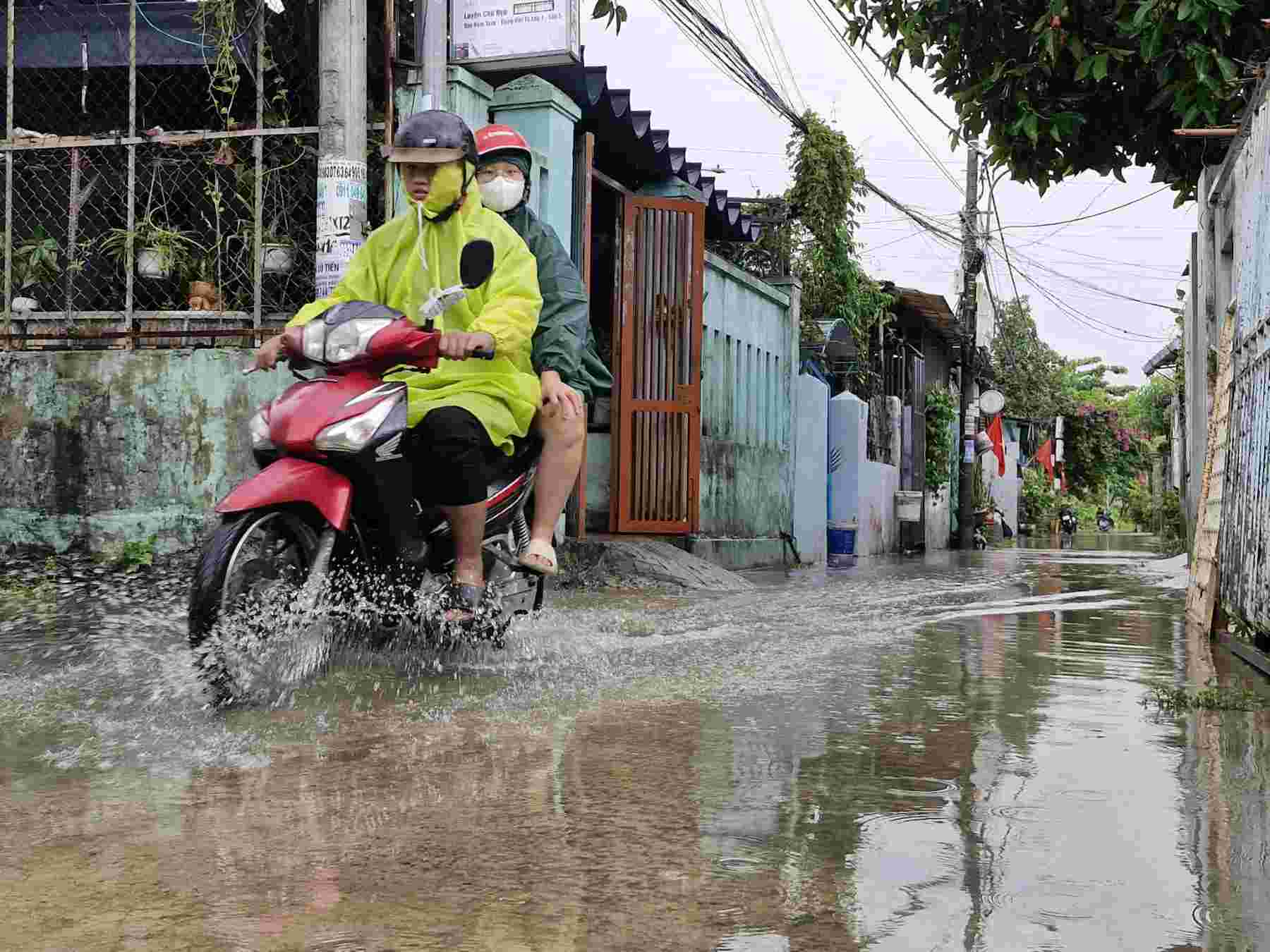 La zona residencial en la carretera Mother (distrito de Lien Chieu, Da Nang) es uno de los puntos calientes, a menudo inundados cuando dura una fuerte lluvia. Foto: Thu Giang