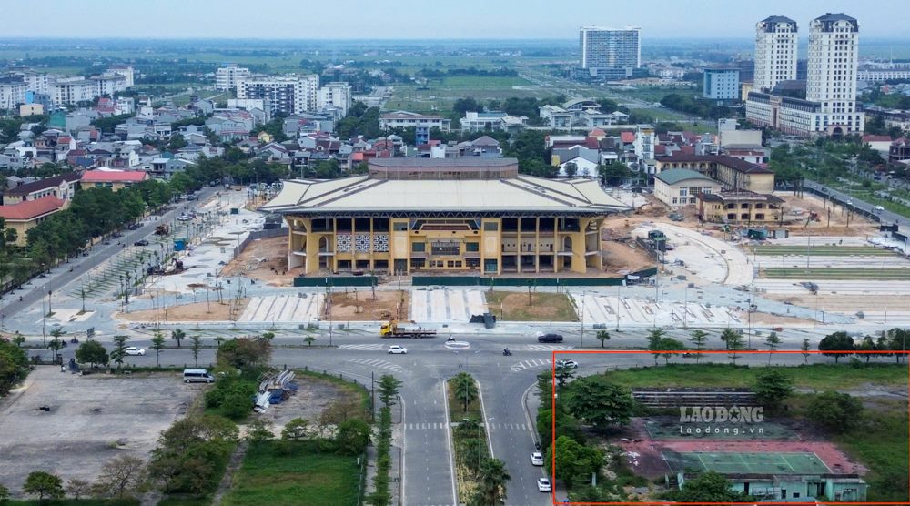Toa lac tren tuyen duong Ha Huy Tap, phuong Xuan Phu, quan Thuan Hoa, TP Hue, doi dien quang truong Van hoa The thao thanh pho la mot khu “dat vang” voi vi tri dac dia giua long do thi. The nhung, trai voi tiem nang von co, khu dat nay dang trong tinh trang hoang phe, nhech nhac, gay mat my quan do thi va tiem an nhieu nguy co mat an toan. 