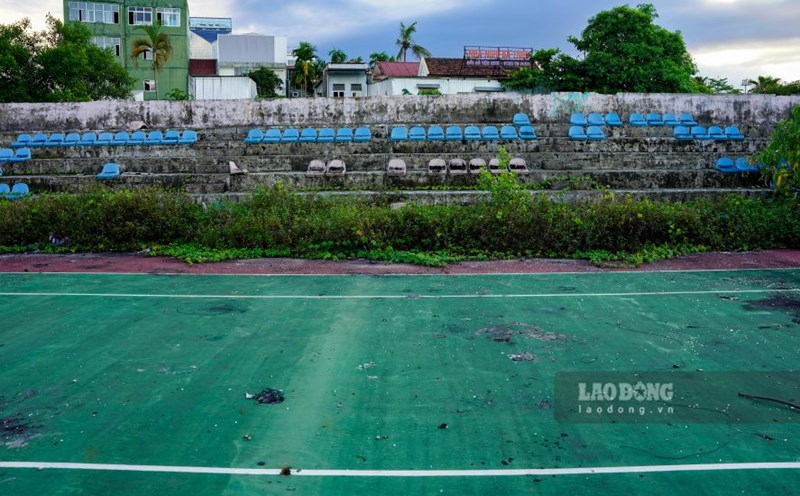 The golden land is abandoned, causing loss of the urban beauty of Hue. Photo: Nguyen Luan