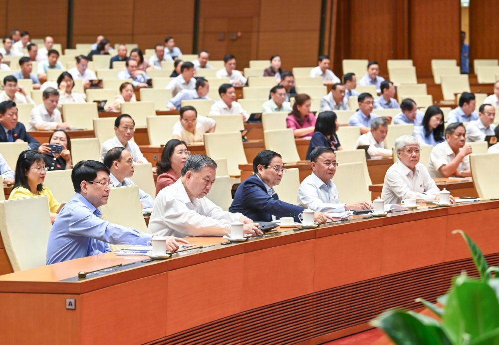 Secretario General de Lam, lideres del partido, los diputados de la Asamblea Estatal y Nacional, presionaron el boton a traves de la ley sobre la organizacion del gobierno local para enmendar, en la mañana del 16 de junio. Foto: Pham Dong