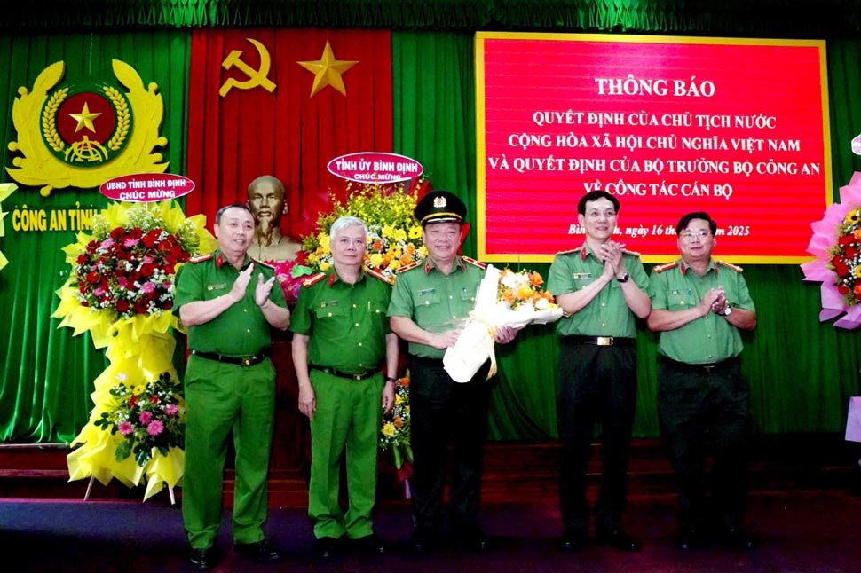 La junta directiva de la policia provincial de Binh Dinh felicito al mayor general Le Quang Nhan. Foto: Policia