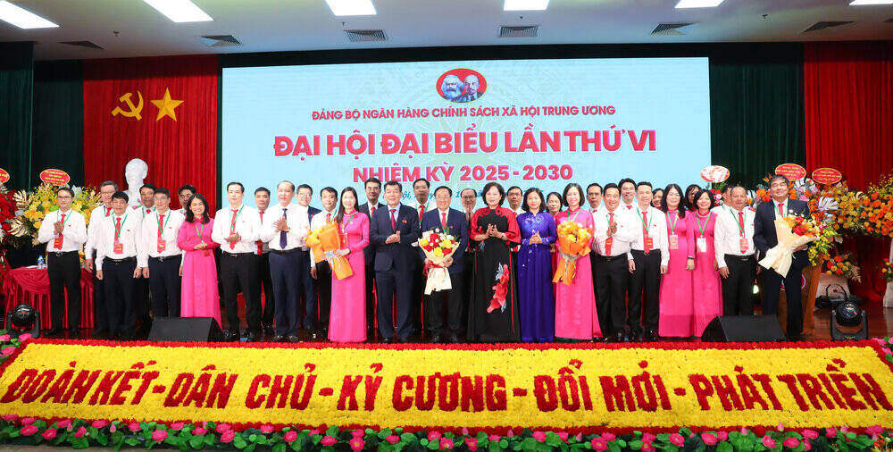 Lanh dao cac Bo, nganh chuc mung Ban chap hanh Dang bo NHCSXH TW lan thu VI, nhiem ky 2025 - 2030. Ảnh: NHCSXH