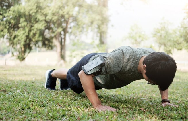 Not only does push-ups help strengthen the upper body. Photo: Thuy Duong