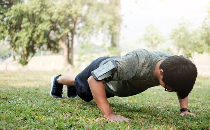 Not only does push-ups help strengthen the upper body. Photo: Thuy Duong