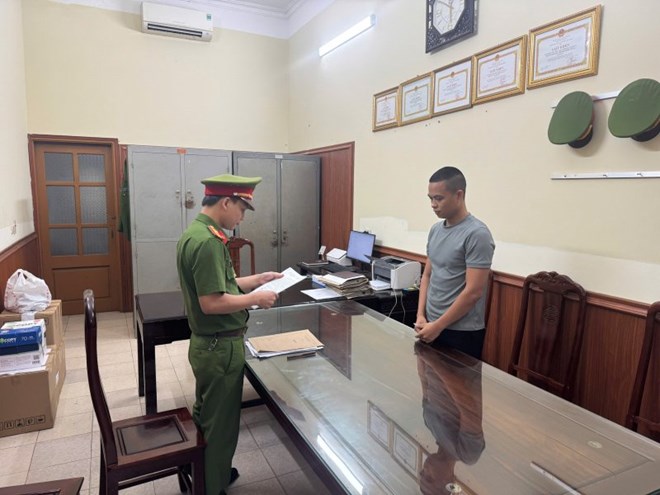 Đối tượng Lê Văn Hải - chủ kênh TikTok "Gia đình Hải Sen" - bị Cơ quan CSĐT Công an tỉnh Ninh Bình khởi tố và bắt tạm giam về tội “Buôn bán hàng giả là thực phẩm chức năng”. Ảnh: Công an Ninh Bình
