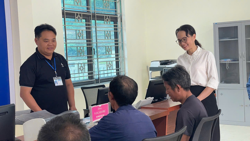 Nguoi dan duoc tu van, huong dan tai bo phan mot cua sau khi chinh quyen moi di vao hoat dong. Anh: Dinh Dai
