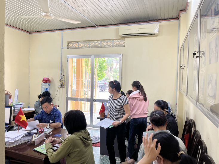 El Centro de Consultoria Legal y la Confederacion Laboral de Dong Nai estan brindando apoyo legal a los trabajadores afectados por los beneficios del seguro social. Foto: HAC