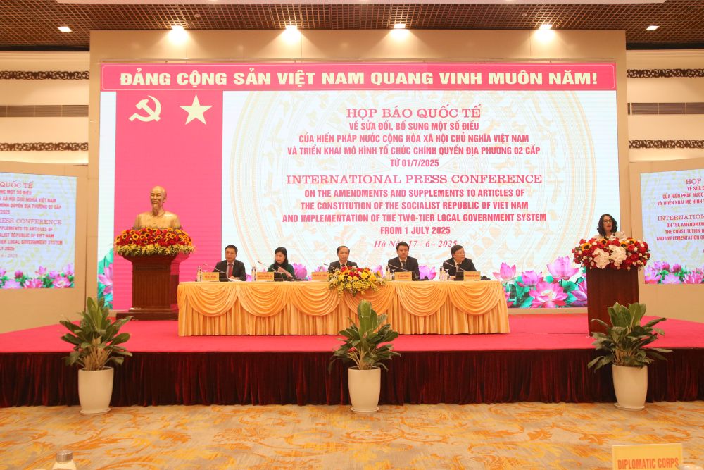 Los delegados presidieron la conferencia de prensa internacional para decidir oficialmente operar la nueva estructura organizativa de Vietnam bajo el modelo de organizacion del gobierno local 2 niveles de 1.7.2025. Foto: Tran Vuong