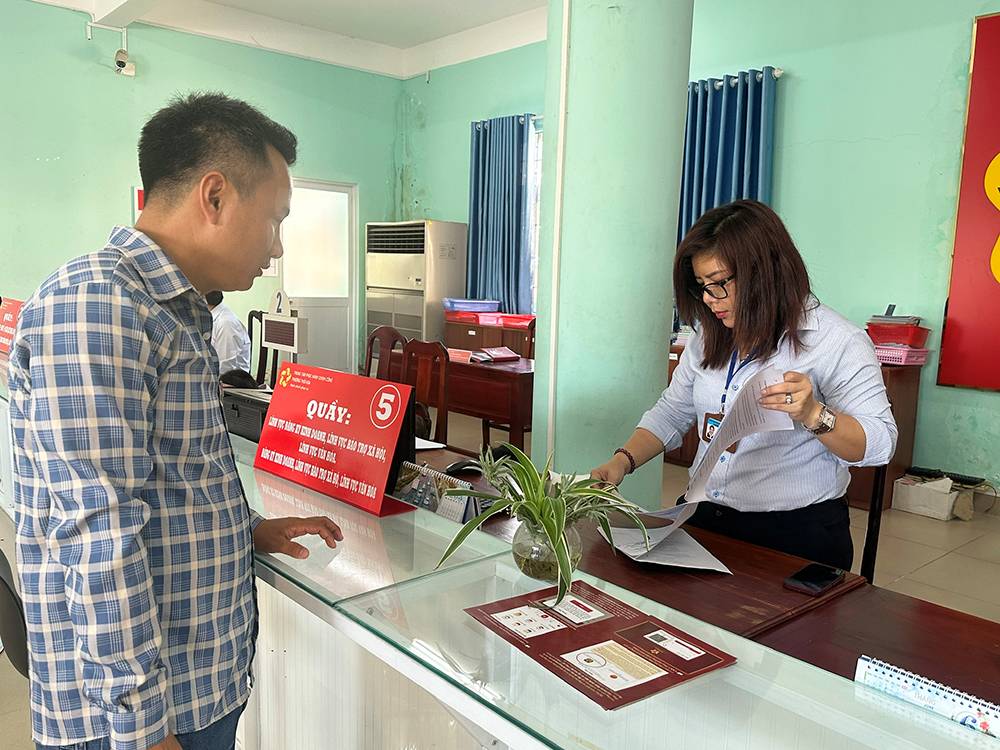 Nguoi dan den thuc hien giao dich tai phuong Thoi Hoa. Anh: Cong thong tin dien tu Binh Duong.