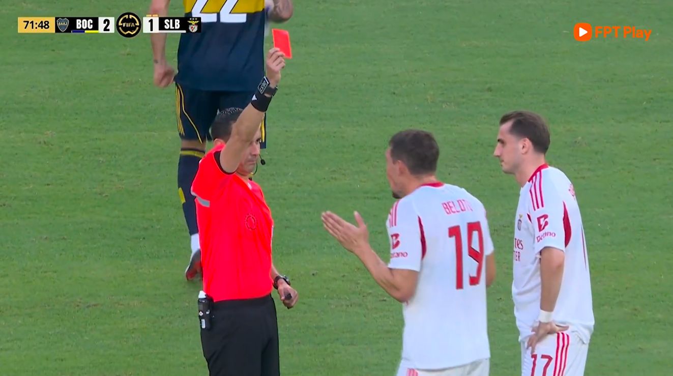 A red card appeared in the match between Boca juniors and Benfica. Photo cut from FPT Play video