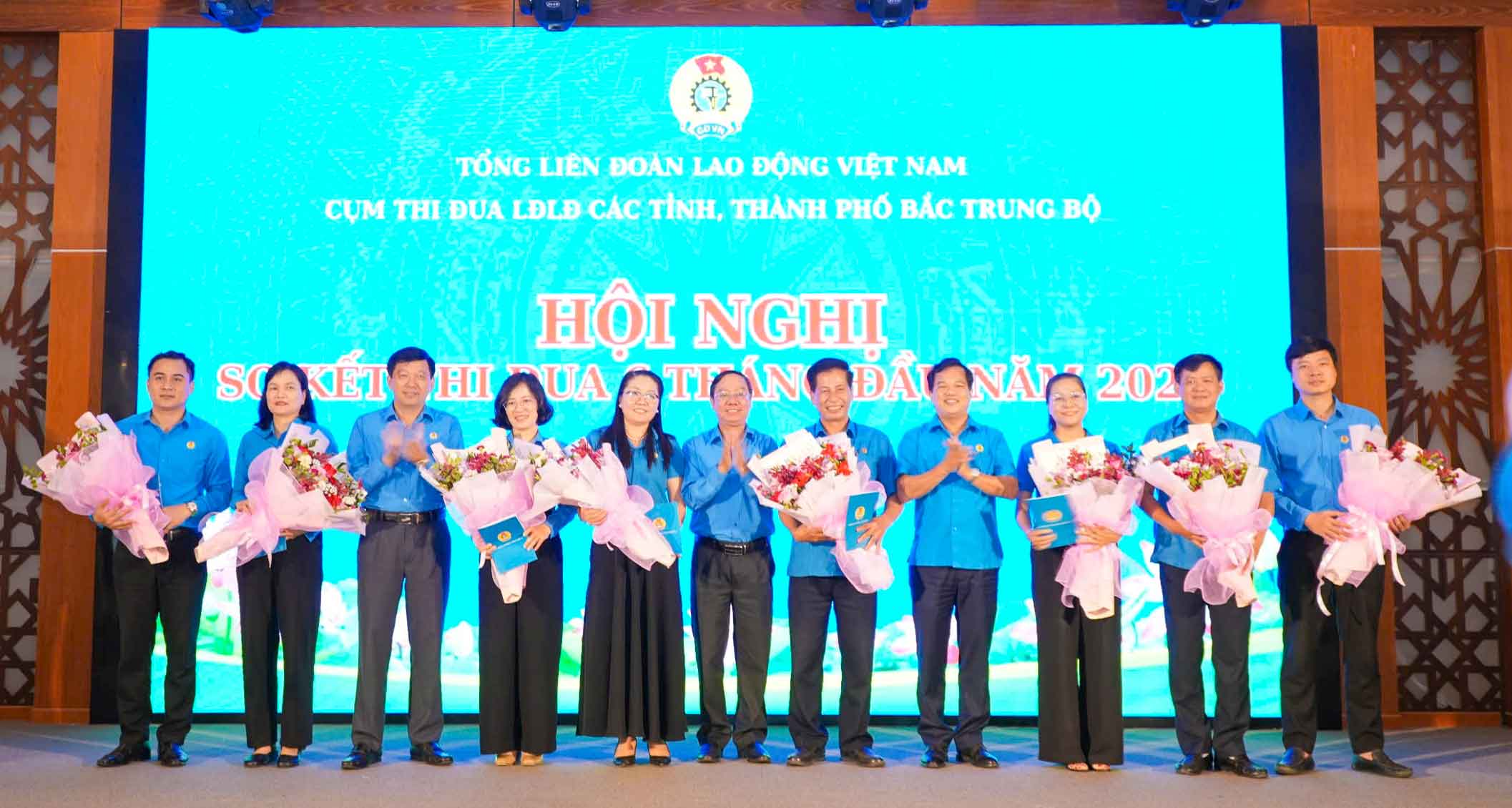 Tang hoa cho cac dong chi thuong truc LDLD tinh trong cum chuyen cong tac va nghi huu theo che do. Anh: Duy Chuong