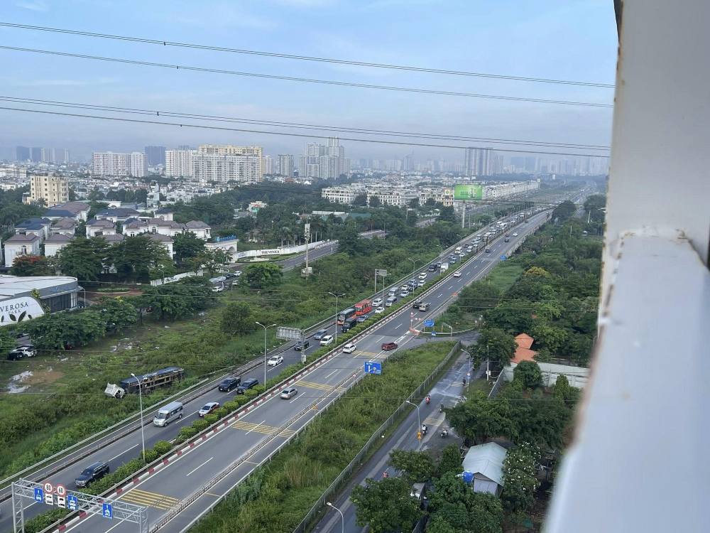 Dong xe un u sau vu tai nan. Anh: Trieu Vi