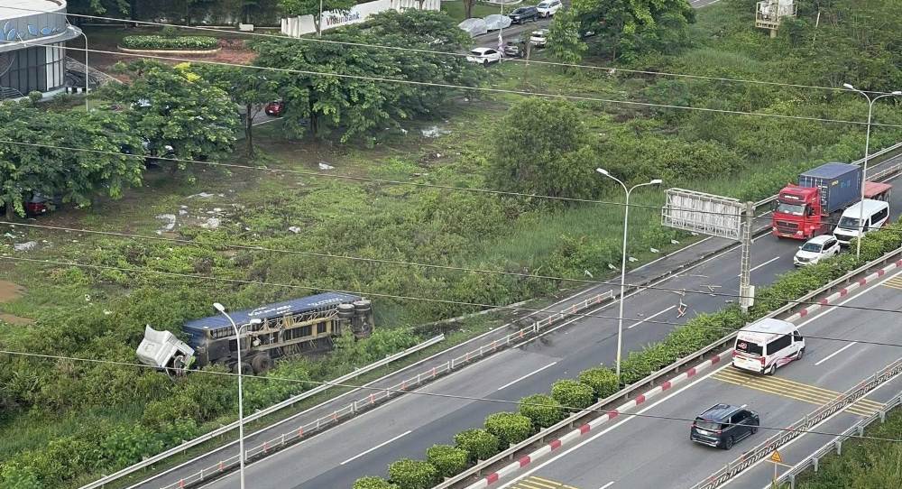 Hien truong vu tai nan tren cao toc TPHCM - Long Thanh - Dau Giay. Anh: Trieu Vi