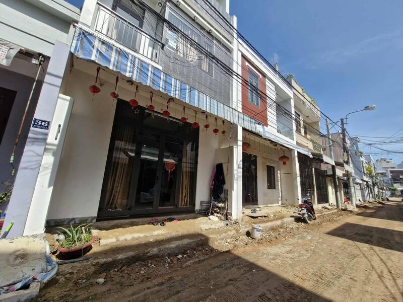 Nhiều hộ dân đóng cửa kín mít, ngăn bụi bặm, tiếng ồn trên tuyến đường Bình Hòa 2 (quận Cẩm Lệ, Đà Nẵng). Ảnh: Thu Giang