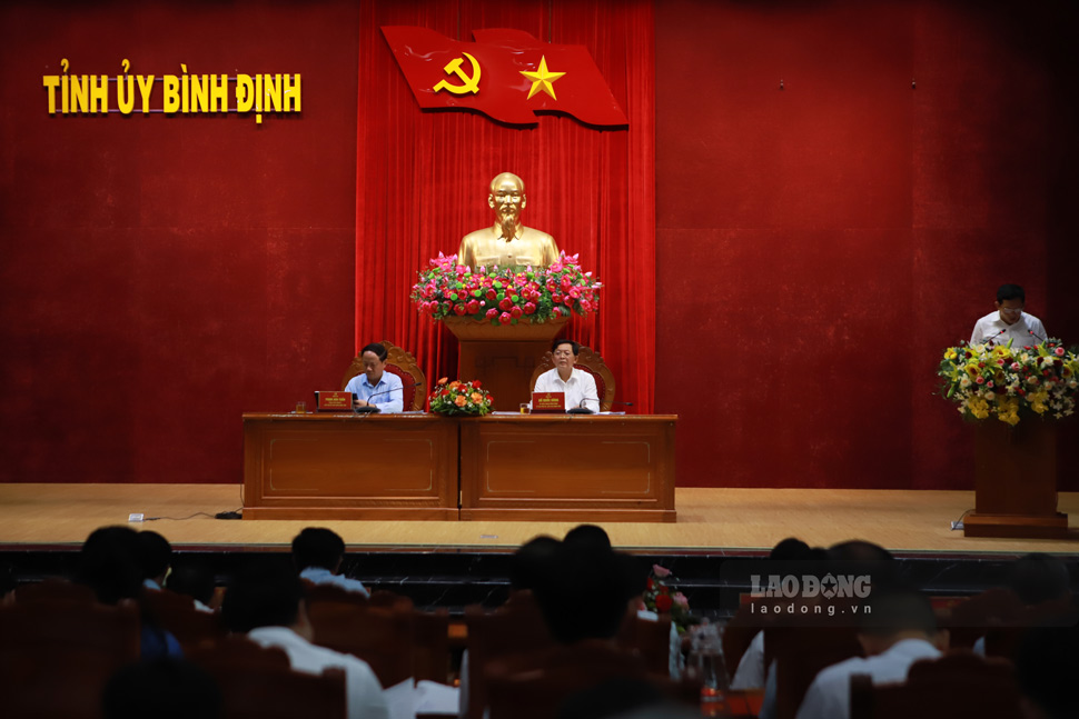 Los lideres de la provincia de Binh Dinh trabajan con funcionarios clave de 58 nuevas comunas y salas en Binh Dinh. Foto: Hoai Phuong