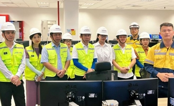 La mision de la Federacion Laboral de la provincia de Thanh Hoa supervisa la implementacion de politicas para trabajadores en Nghi Son 2 Power Co., Ltd.: Foto: Tran Lam Lam