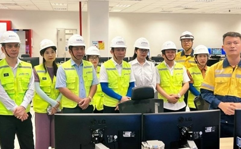 The working group of the Thanh Hoa Provincial Federation of Labor supervised the implementation of policies for employees at Nghi Son 2 Electricity Company Limited. Photo: Tran Lam