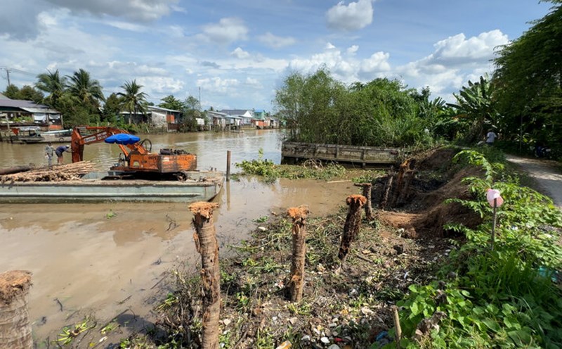 The landslide section has been temporarily reinforced with funding from benefactors and donors of more than 450 million VND. Photo: Hoang Loc