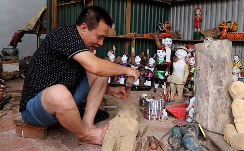 The story of someone breathing life into Dao Thuc wooden puppets, Hanoi. Photo: Nguyen Linh