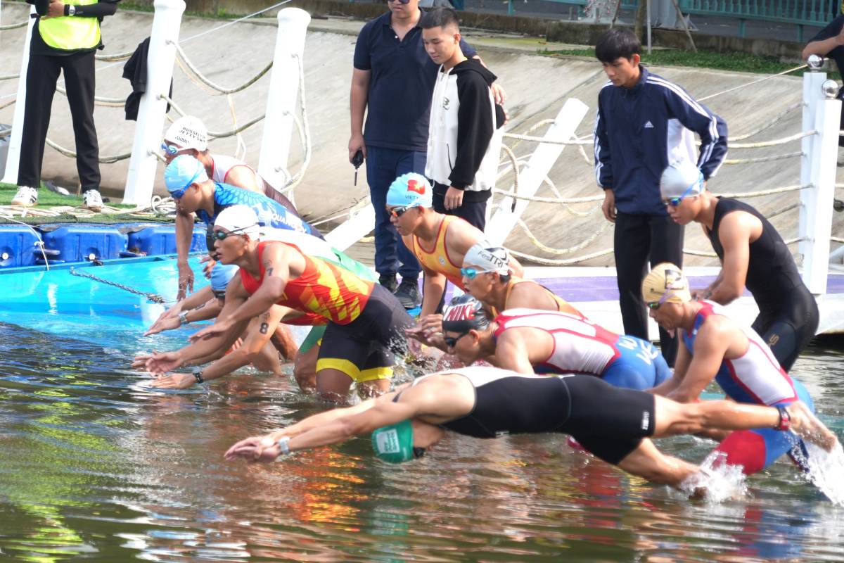 Los atletas comenzaron la competencia de natacion en el Campeonato Nacional del Triatlon del Club en 2025. Foto: Thanh An