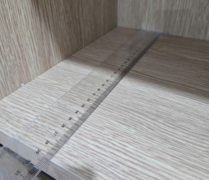 Calcule la profundidad de los estantes de madera para optimizar la funcion cuando se usa. Foto: Tuan dat