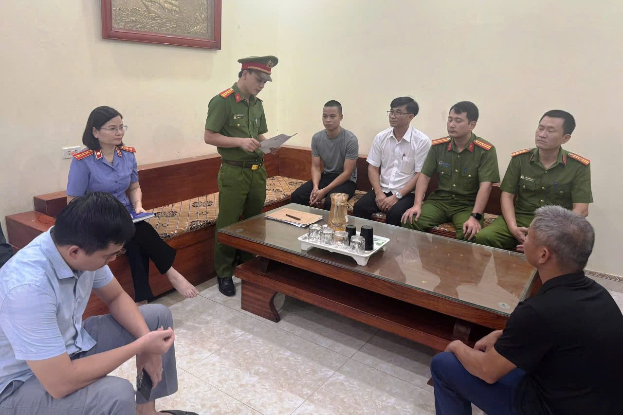 Cơ quan CSĐT Công an tỉnh Ninh Bình công bố lệnh khám xét nơi ở của các bị can và kho hàng của Công ty TNHH Hải Bé. Ảnh: Công an Ninh Bình