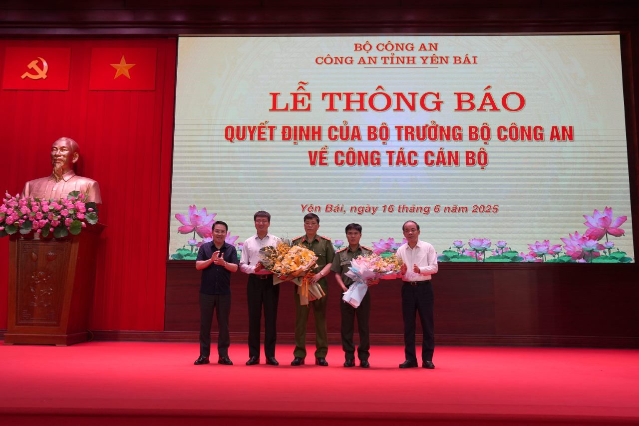 Lanh dao tinh Yen Bai tang hoa chuc mung Dai ta Le Viet Thang va Dai ta Dang Xuan Quynh. Anh: Thien Binh.