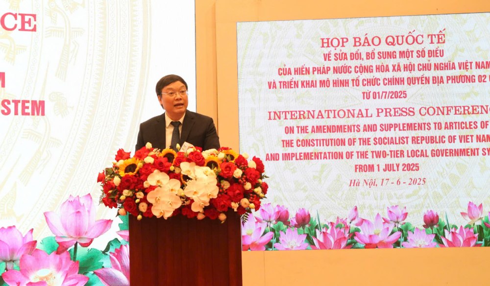 El viceministro de Asuntos del Interior, Truong Hai, informo Long los deberes y poderes del Presidente del Comite Popular en la conferencia de prensa. Foto: Tran Vuong