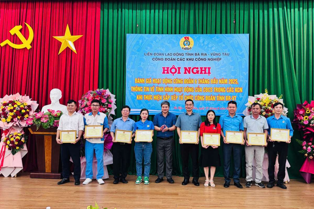 Recompensa a las unidades que logra los logros en el mes de los trabajadores, el mes de accion en OSH en 2025. Foto: Manh es bastante bueno