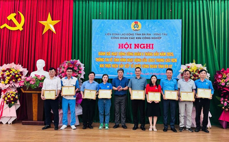 Rewarding units with achievements in Workers' Month, Month of action on occupational safety and health in 2025. Photo: Manh Kha