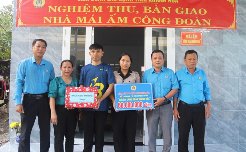Khanh Hoa Provincial Trade Union handed over the Trade Union shelter to Ms. Cao Thi Nguyet. Photo: Phuong Linh