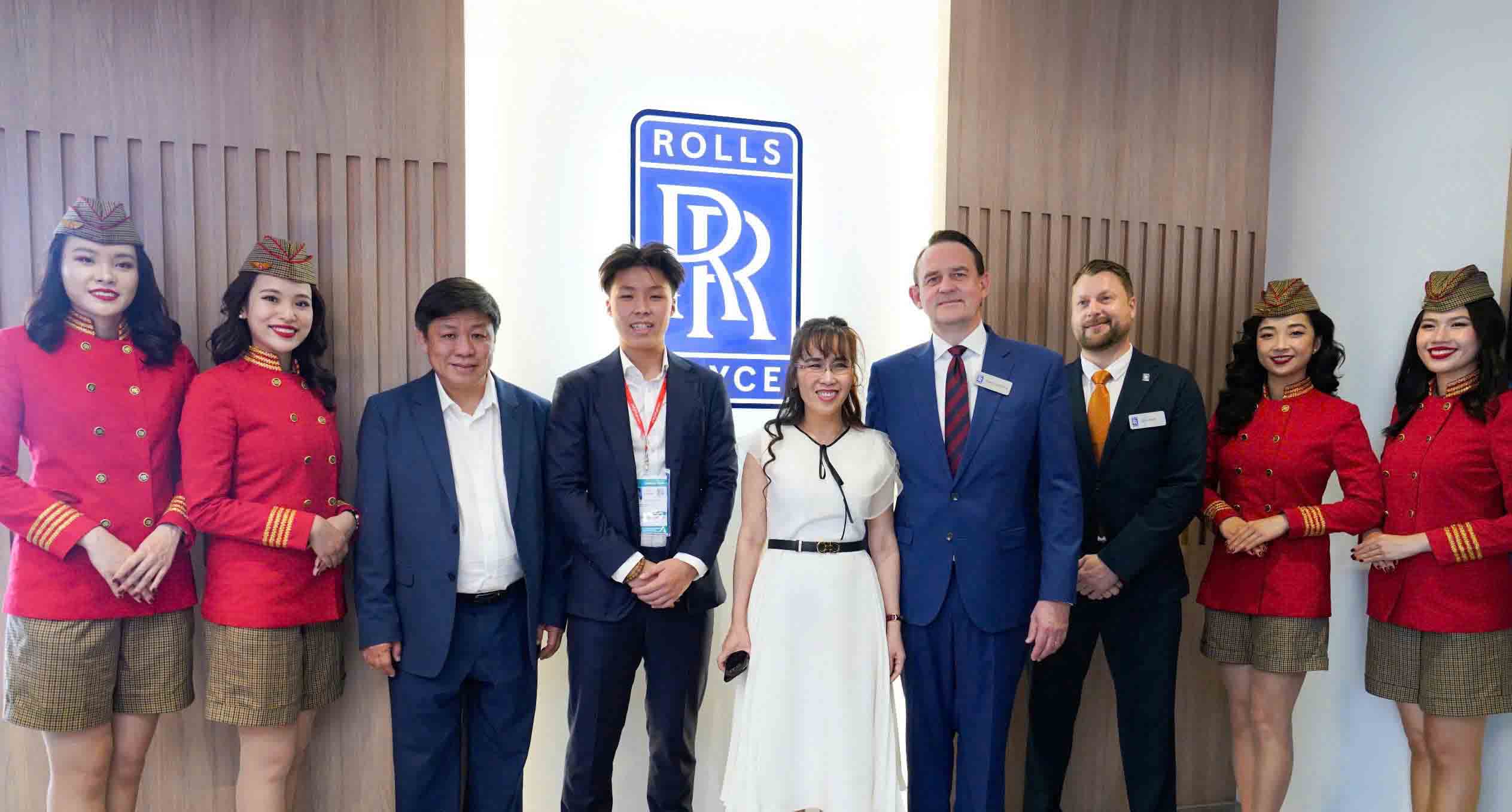 Le ky ket giua Vietjet va Rolls-Royce dien ra tai Trien lam hang khong Paris 2025.