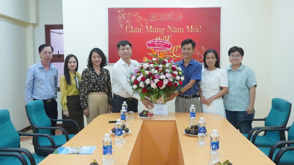 Doan cong tac tinh Bac Lieu (ben trai) tang hoa chuc mung Van phong dai dien Bao Lao Dong tai khu vuc Dong bang song Cuu Long.