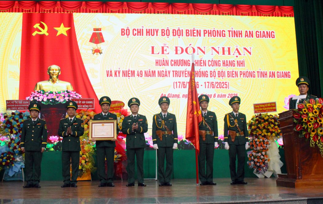 Trung tuong Nguyen Anh Tuan - Bi thu Dang uy, Chinh uy Bo doi Bien phong Viet Nam trao Huan chuong Chien cong cho tap the Bo doi Bien phong tinh An Giang. Anh: Luc Tung