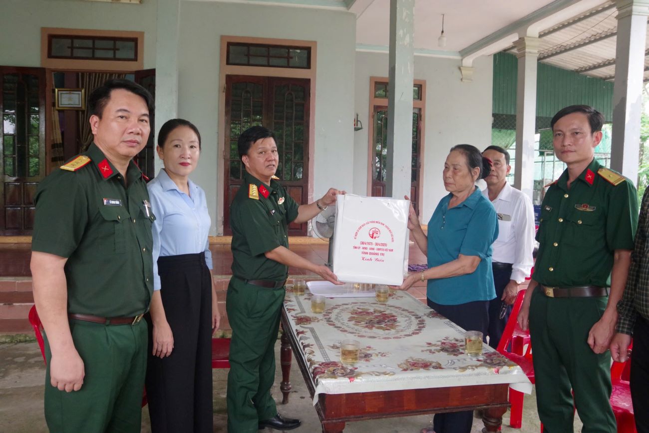 Tang qua cua tinh Quang Tri cho gia dinh Anh hung luc luong vu trang nhan dan Duong Ba Quy. Anh: Xuan Dien