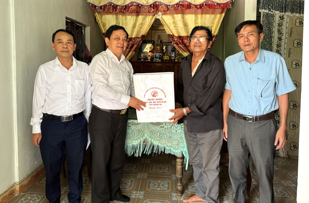 Los lideres de la provincia de Quang Tri presentaron obsequios a la familia del Sr. Le Van Anh (Kinh Mon Village, Trung Son Commune, Distrito de Gio Linh, Provincia de Quang Tri) - parientes del heroe de las fuerzas armadas del pueblo. Foto: Ha Trang