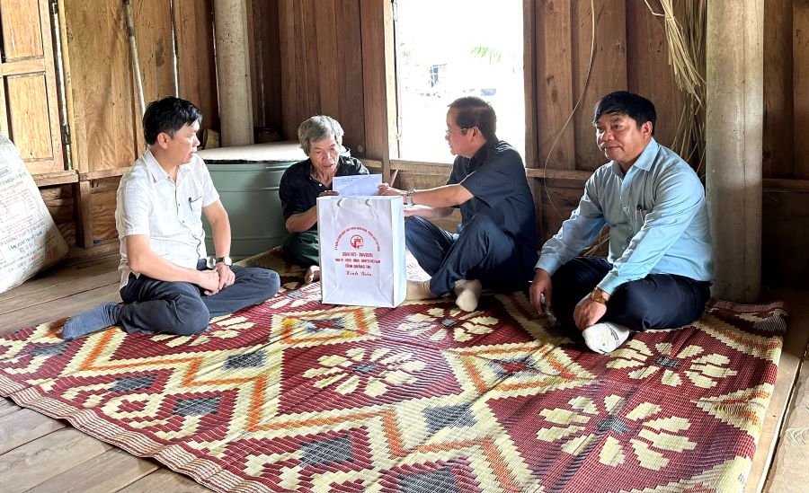 Truong Ban Tuyen giao va Dan van Tinh uy Quang Tri Ho Dai Nam tang qua cho gia dinh co cong voi cach mang o huyen Huong Hoa, tinh Quang Tri. Anh: Ha Trang