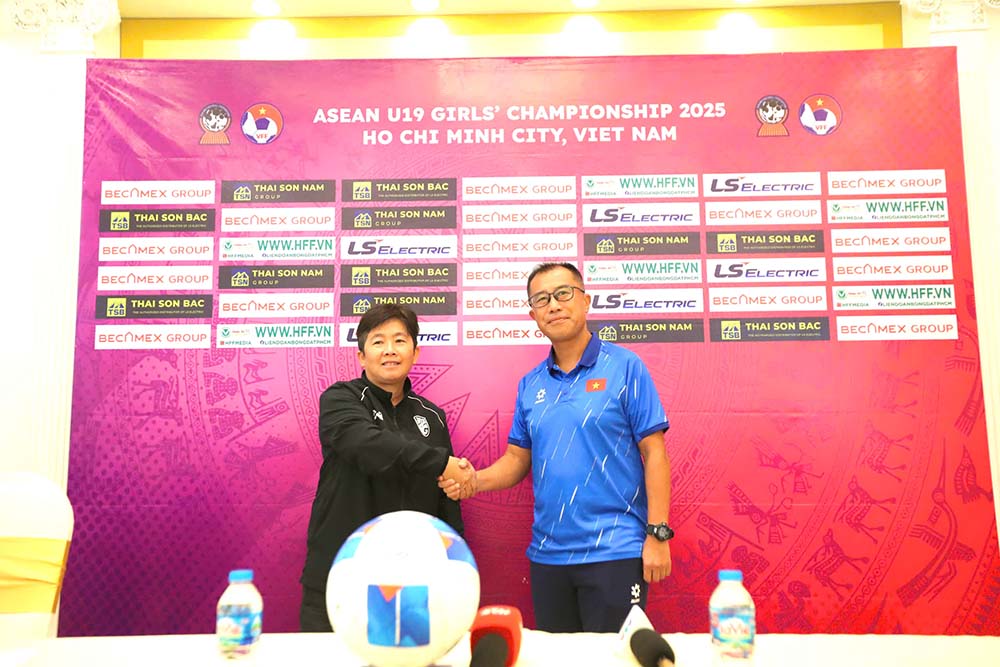 Coach Okiyama Masahiko (right) of the Vietnam U19 Women's Team and coach Nuengrutai Srathongvian of the Thai U19 Women's Team attended the press conference before the 2025 Southeast Asian U19 Women's Championship final. Photo: Vinh Dien
