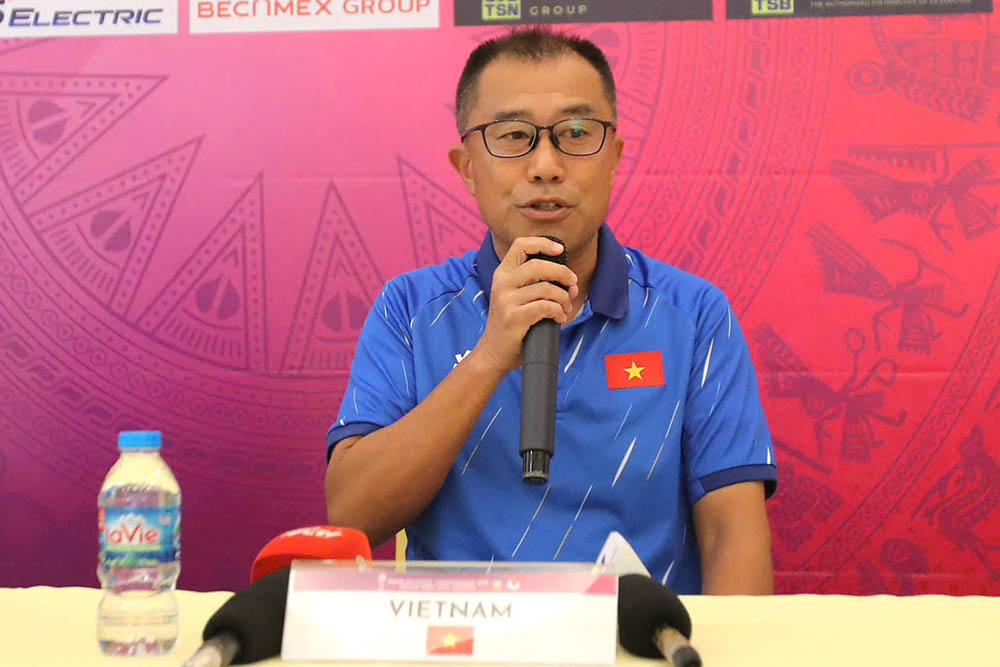 Huan luyen vien Okiyama Masahiko dat muc tieu vo dich. Anh: Vinh Dien