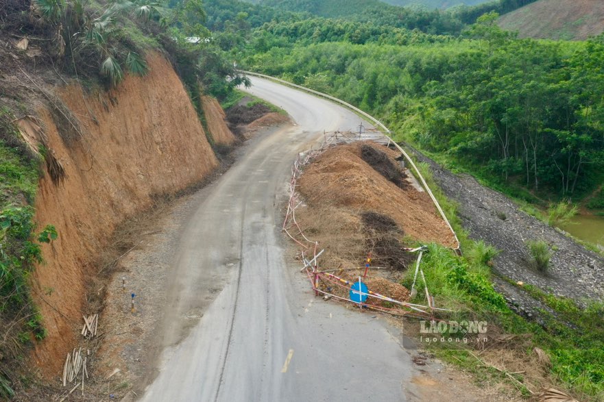 Sau gan 1 nam, khu vuc duong bi sat lo van chua khac phuc hoan toan. Anh: Nguyen Hoan.