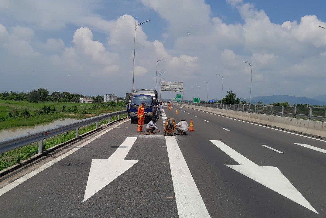 Cac nhan cong dieu chinh vach ke duong tren cao toc Vinh Hao - Phan Thiet. Anh: Pham Huy